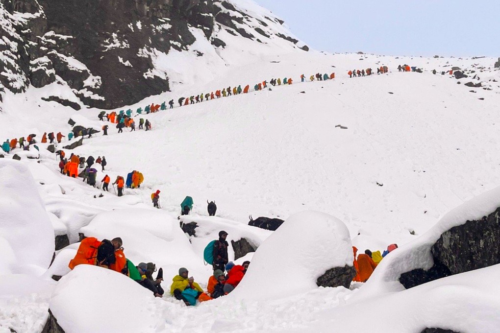 Rescuers guide hikers through heavy snow down the eastern slopes of Mount Everest while hundreds remain stranded. Photo: Handout