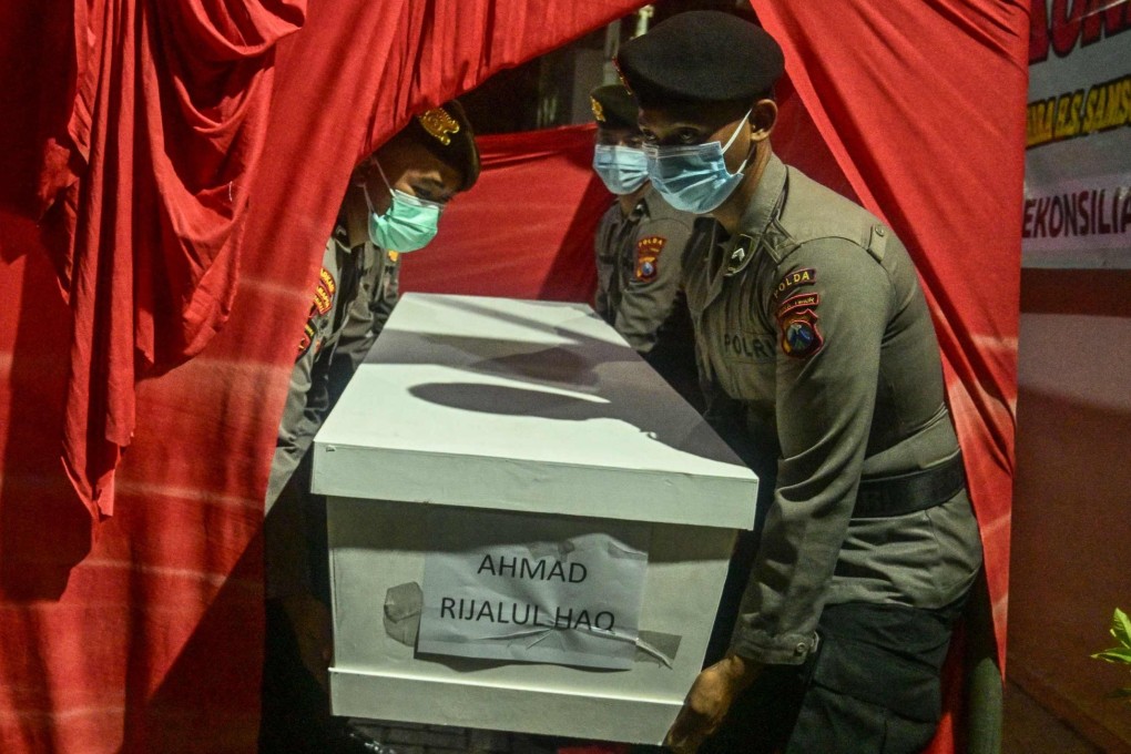 Police officers carry the coffin of a student killed in the building collapse at the Al Khoziny Islamic Boarding School on Sunday. Photo: AFP