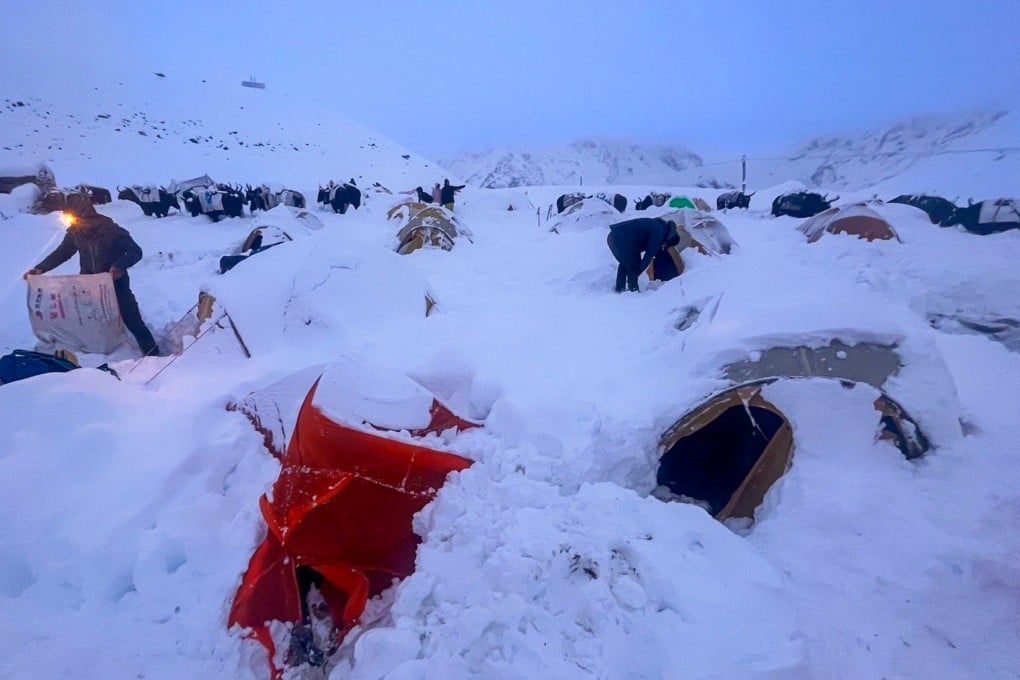 A rescue effort is underway on the eastern slopes of Mount Everest after an unseasonal blizzard struck on the weekend, stranding hundreds of hikers. Photo: Handout