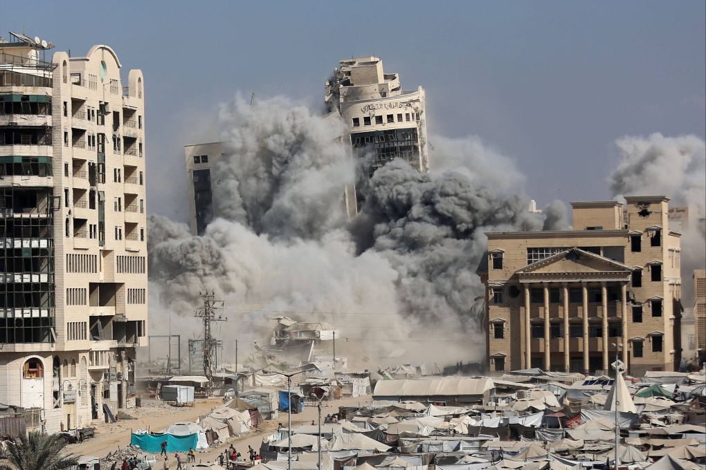 The al-Ruya Tower in Gaza City collapses after Israeli bombardment on September 8, 2025. Photo: AFP