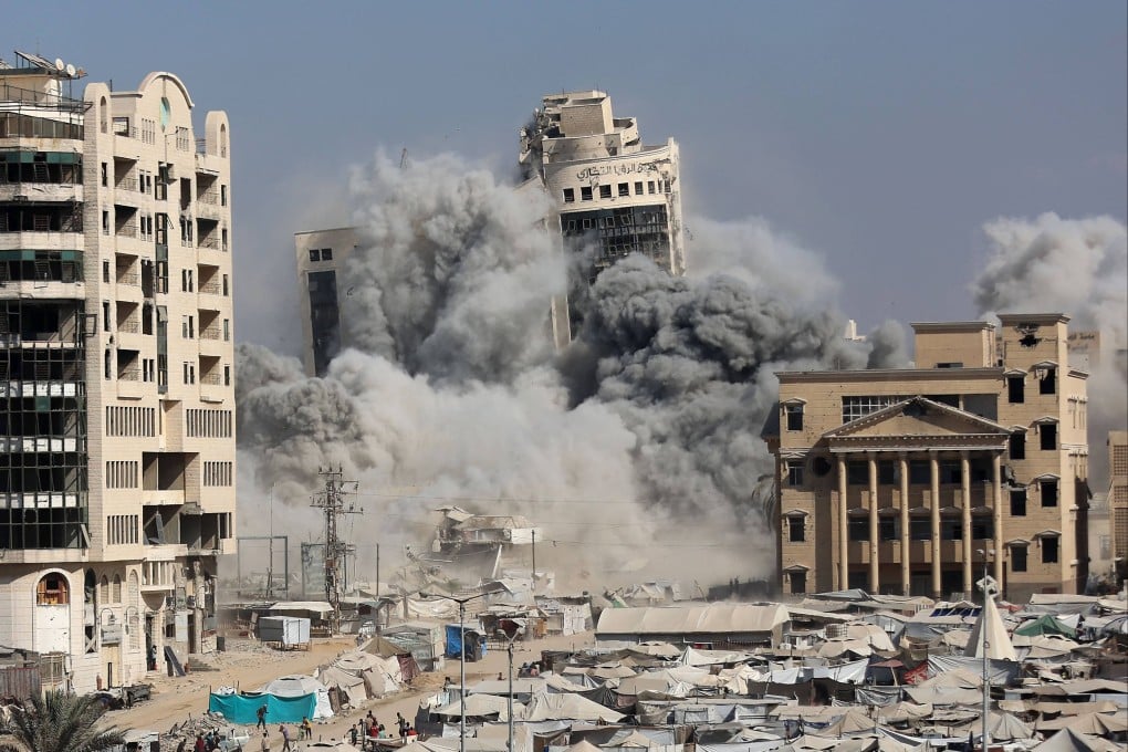 The al-Ruya Tower in Gaza City collapses after Israeli bombardment on September 8, 2025. Photo: AFP
