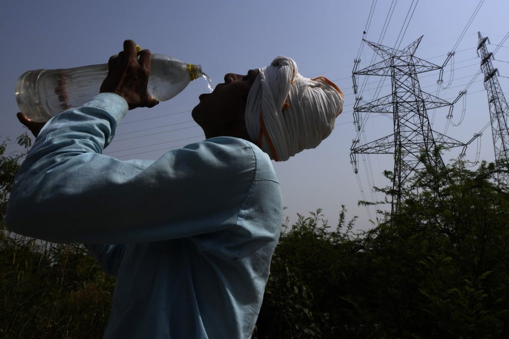A worker quenches his thirst amid a heatwave in New Delhi, India, in 2022. Photo: AP