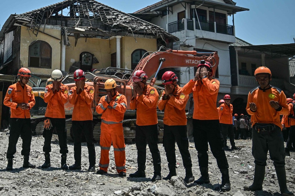 Rescuers pray after a closing ceremony marking the end of debris removal and search operations at the site of the collapsed Al Khoziny Islamic Boarding School in Sidoarjo on Tuesday. Photo: AFP