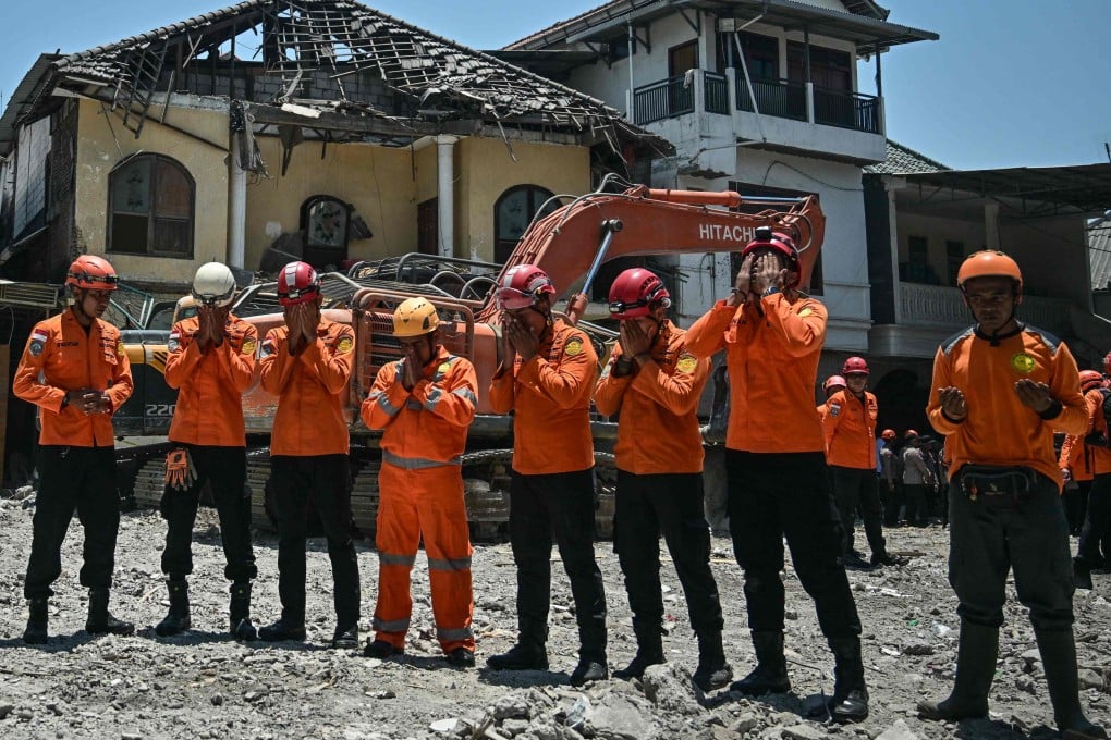 Rescuers pray after a closing ceremony marking the end of debris removal and search operations at the site of the collapsed Al Khoziny Islamic Boarding School in Sidoarjo on Tuesday. Photo: AFP