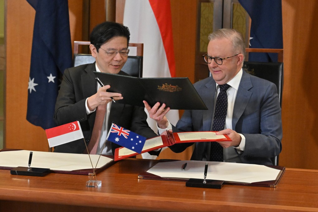 Australia’s Prime Minister Anthony Albanese (right) and his Singaporean counterpart Lawrence Wong sign an agreement in Canberra on Wednesday. Photo: EPA
