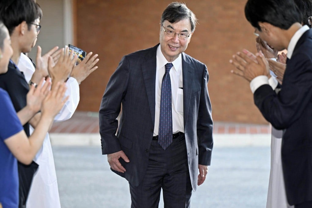 Shimon Sakaguchi is applauded on Tuesday after being named the winner of the Nobel Prize in physiology or medicine with two American scientists. Photo: Kyodo