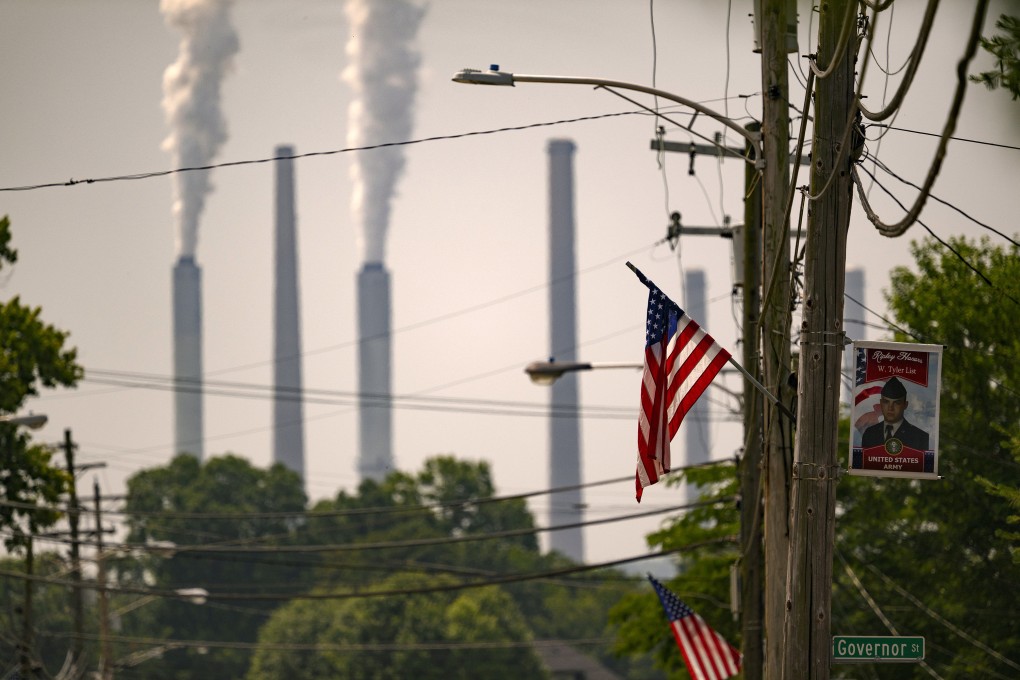 Smoke stacks from the Hugh L. Spurlock Generating Station, a 1.3-gigawatt coal power plant, are seen in Maysville, Kentucky, on June 12. Photo: Getty Images