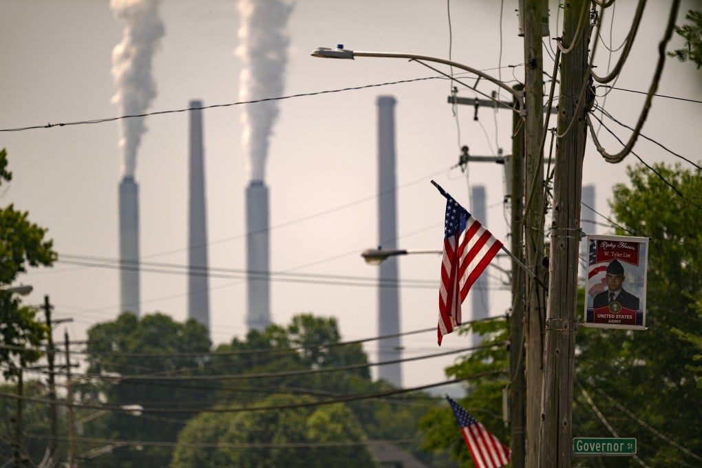 Smoke stacks from the Hugh L. Spurlock Generating Station, a 1.3-gigawatt coal power plant, are seen in Maysville, Kentucky, on June 12. Photo: Getty Images
