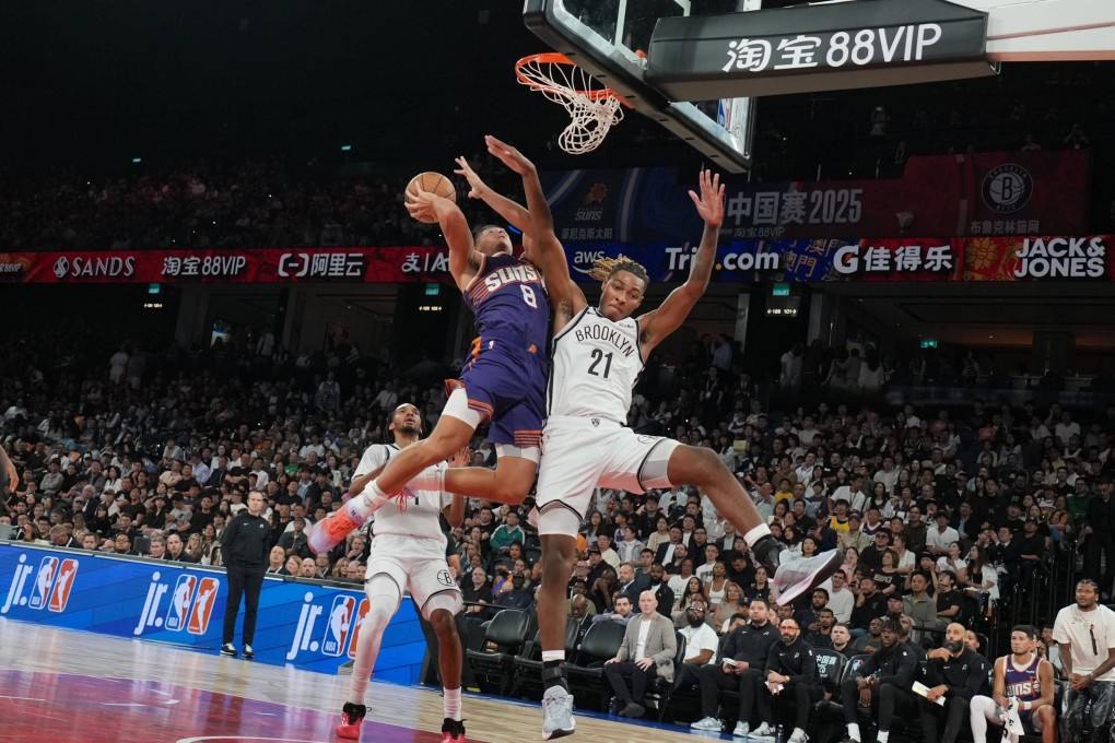 The Brooklyn Nets (in white) and the Phoenix Suns put on a show at Macau’s Venetian Arena on Friday. Photo: Karma Lo
