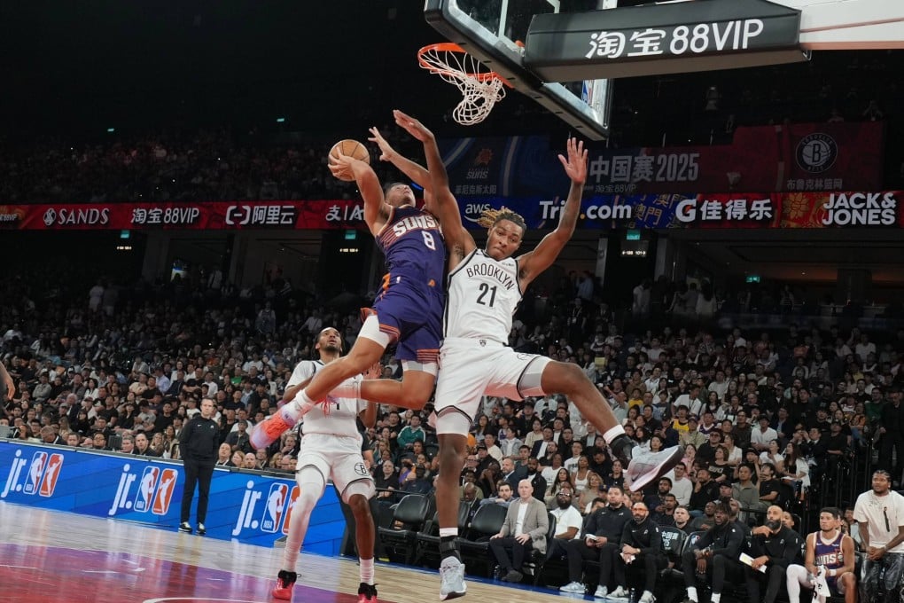 The Brooklyn Nets (in white) and the Phoenix Suns put on a show at Macau’s Venetian Arena on Friday. Photo: Karma Lo