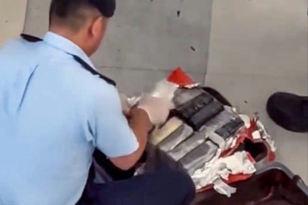 屏幕截图显示警员正在检查嫌疑人的行李箱。照片:讲义