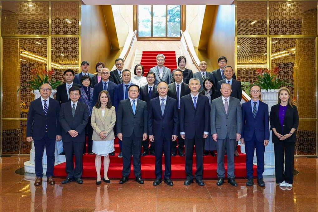 Nong Rong (fifth from left) and Sun Shangwu (sixth from left) with representatives of the city’s mainstream media outlets in Beijing. Photo: Handout