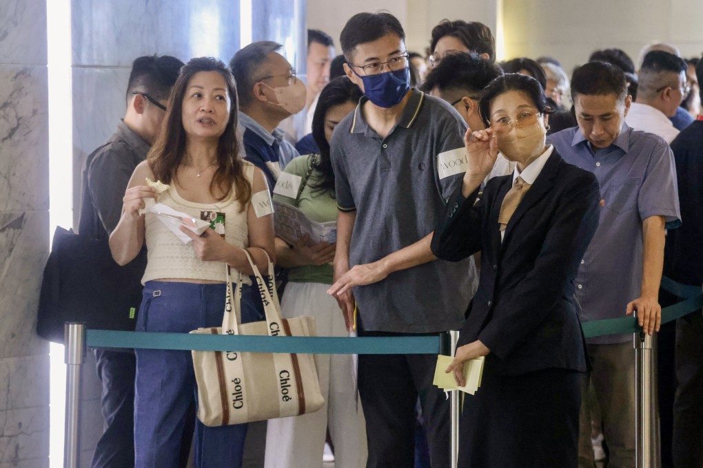 Potential buyers queue up at the sales office of Henderson’s Woodis project. Photo: Jonathan Wong