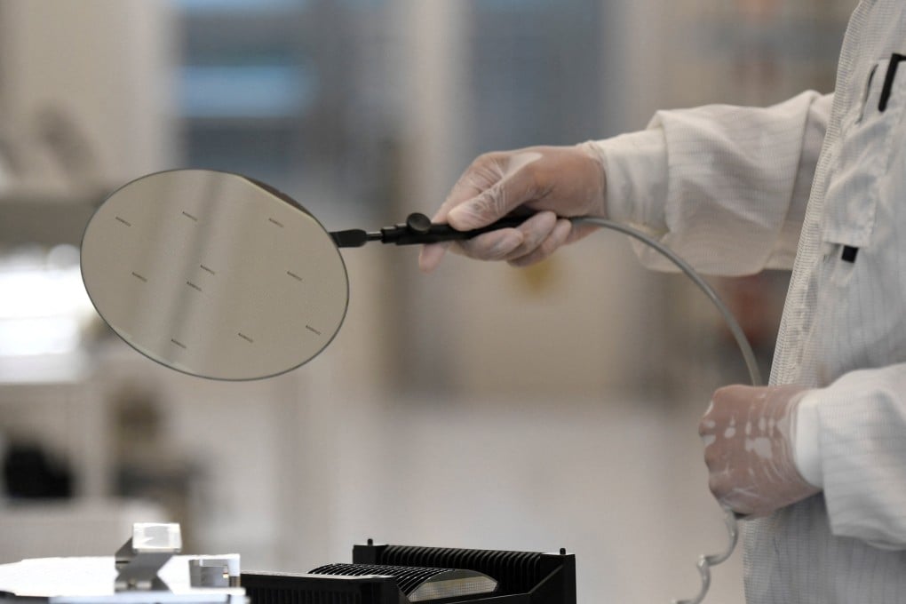 An employee works with a silicon wafer on a production line of semiconductor company Nexperia in Hamburg, Germany, on June 27, 2024. Photo: Reuters