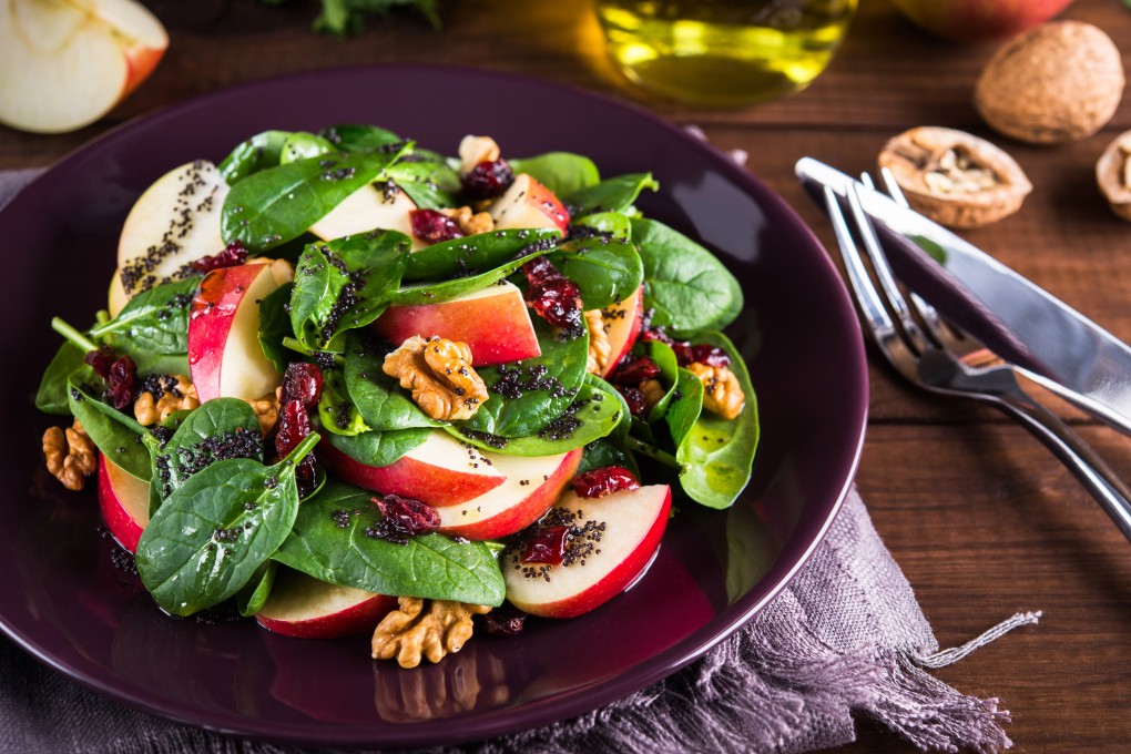 The Green Mediterranean Diet maintains the same foundation as the Mediterranean Diet but incorporates more polyphenol-rich foods, such as green tea, walnuts. Photo: Shutterstock