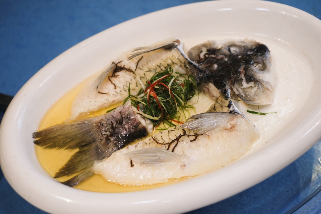 Ventre de poisson empurau « inoubliable » cuit à la vapeur au restaurant de fruits de mer Jiang Shun, à Shunde. Le chef hongkongais Silas Li considère la région de Foshan, dans la province du Guangdong, comme sa deuxième maison. Photo : Hei-kiu Au