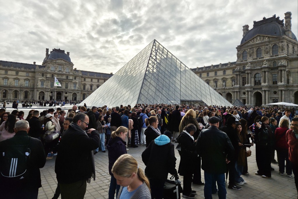Visitors queue outside the Louvre Museum, which reopened in Prais on Wednesday. Photo: dpa