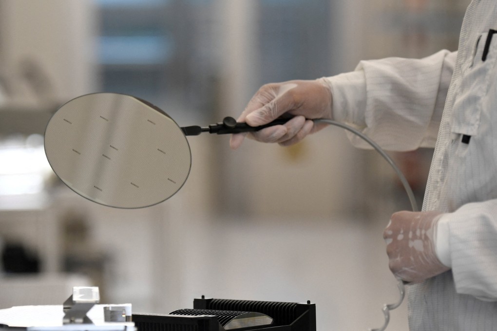 An employee handles a silicon wafer at Nexperia in Hamburg, Germany, June 27, 2024. Photo: Reuters