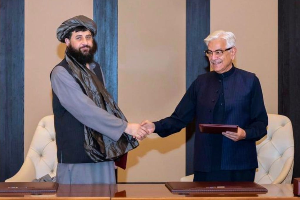 Pakistani Defence Minister Khawaja Asif (right) and Afghan Defence Minister Mullah Muhammad Yaqoob shake hands after signing a ceasefire agreement in Doha, Qatar, on Sunday. Photo: AP