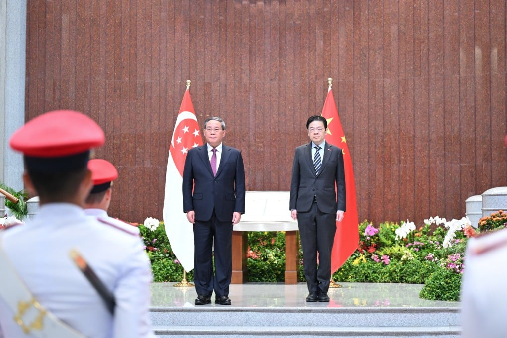 Singaporean Prime Minister Lawrence Wong (right) holds a welcome ceremony for Chinese Premier Li Qiang (left) before their talks in Singapore on Saturday. Photo: Xinhua
