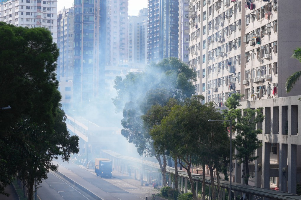 Anti-mosquito work is being carried out at Fung Tak Estate in Wong Tai Sin. Photo: Eugene Lee
