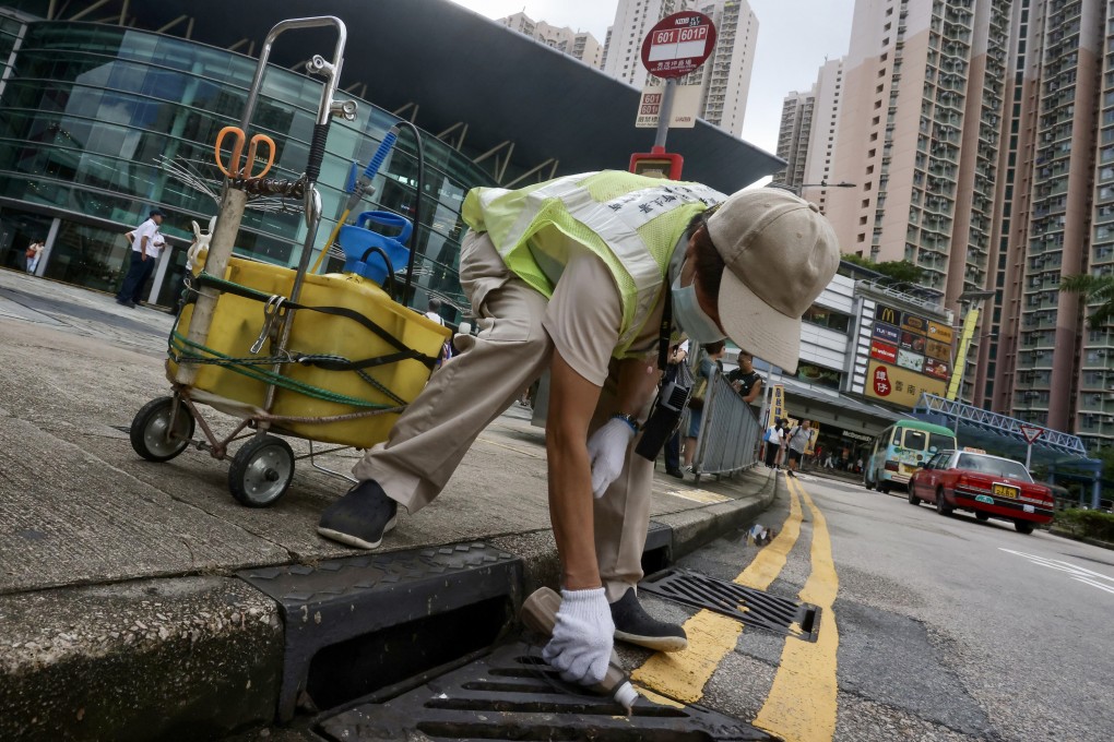 Workers perform anti-mosquito measures outside a shopping centre in Sau Mau Ping, on August 12. Photo: Jonathan Wong