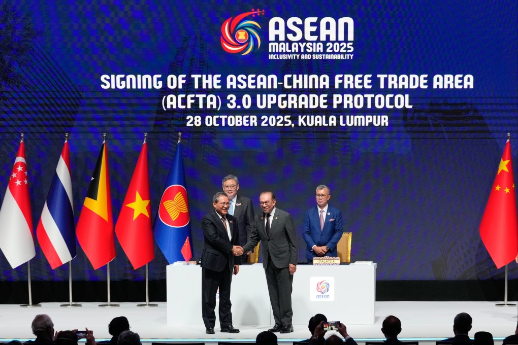 China’s Premier Li Qiang, front left, and Malaysia’s Prime Minister Anwar Ibrahim, front right, shake hands after the signing of an upgraded China-Asean free trade agreement. Photo: AP