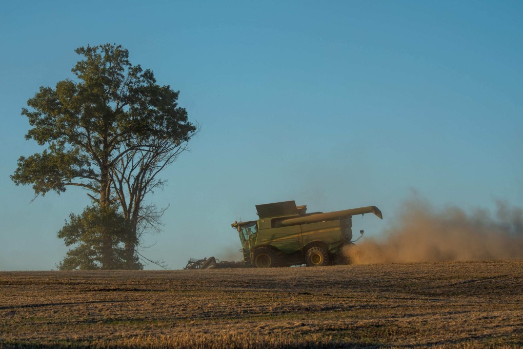 A combine harvester brings in soybeans on October 14 in Marion, Kentucky. Photo: Getty Images via AFP