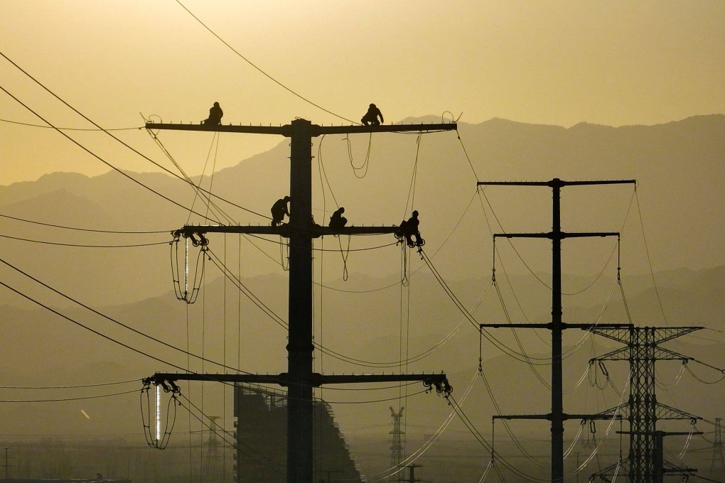 Workers install electricity transmission lines in Yinchuan in China’s northern Ningxia region on March 19, 2024. Photo: AFP