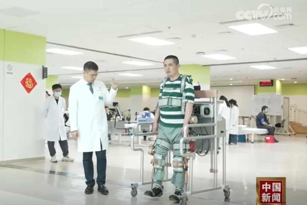 Polisi China Bisa Berdiri dan Jalan Lagi Berkat Operasi Antarmuka Spinal Revolusioner