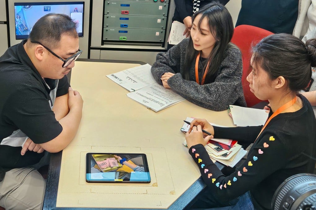 Participants interrogate a “suspect” in a video interview room that highly resembles those used for real investigations. Photo: Leopold Chen
