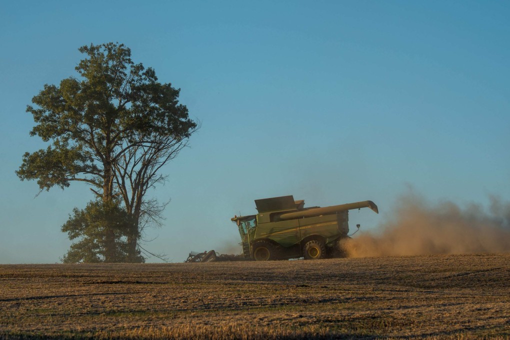A combine harvester brings in soybeans on October 14 in Marion, Kentucky. Photo: Getty Images via AFP
