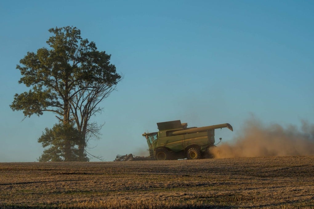 A combine harvester brings in soybeans on October 14 in Marion, Kentucky. Photo: Getty Images via AFP