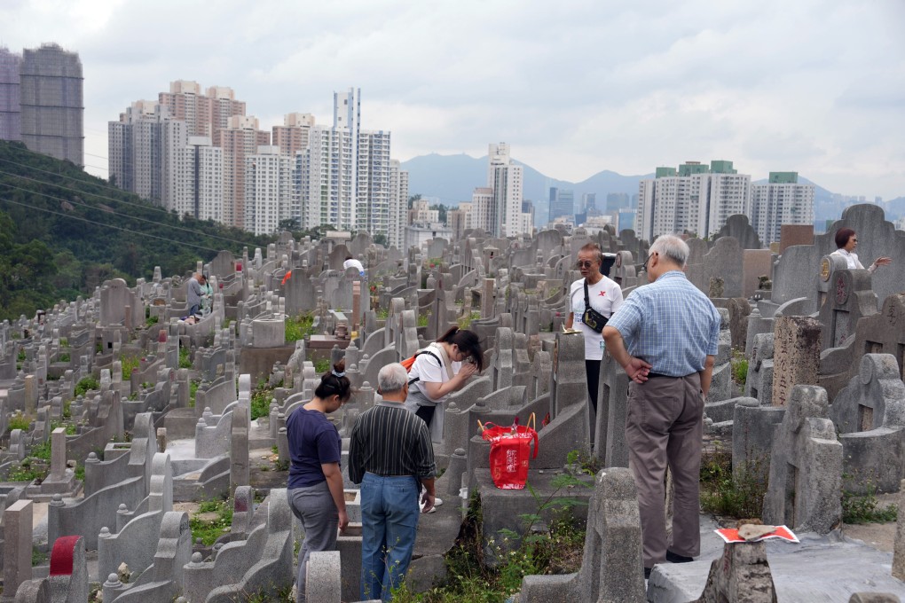Grave sweepers pay respects to their ancestors at Diamond Hill Cemetery. Photo: Elson Li