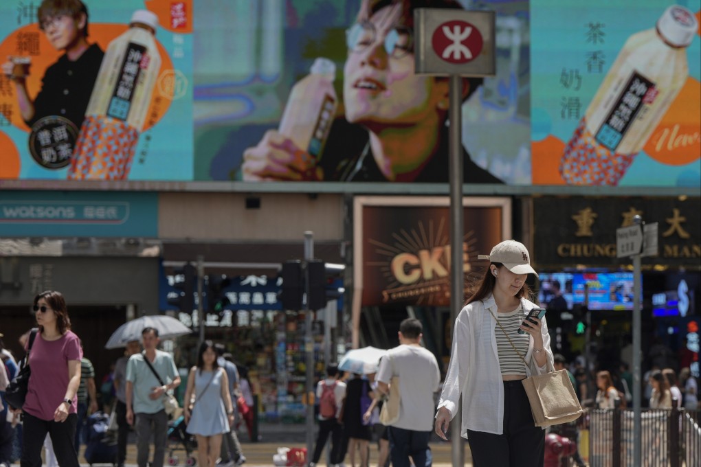 People shopping at Tsim Sha Tsui.  Government announce the Retail Sales Statistics for July 2025. 01SEP25 SCMP / Sam Tsang