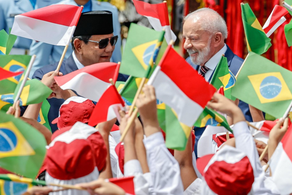 Children waves national flags as Brazilian President Luiz Inacio Lula da Silva (right) and Indonesian President Prabowo Subianto arrive at Merdeka Palace in Jakarta on October 23. Photo: Ricardo Stuckert/Pr/Agencia Brazil/dpa