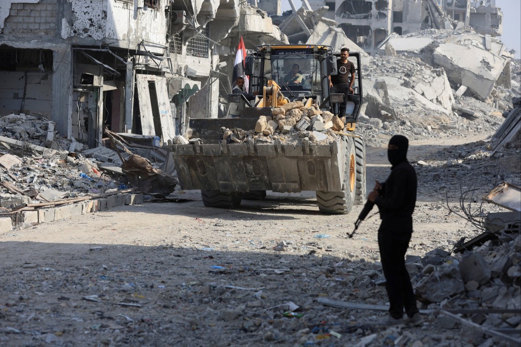 A Palestinian Hamas militant stands guard near the so-called ‘yellow line’ to which Israeli troops withdrew under the ceasefire, as Hamas continues to search for the bodies of deceased hostages in Gaza City. Photo: Reuters