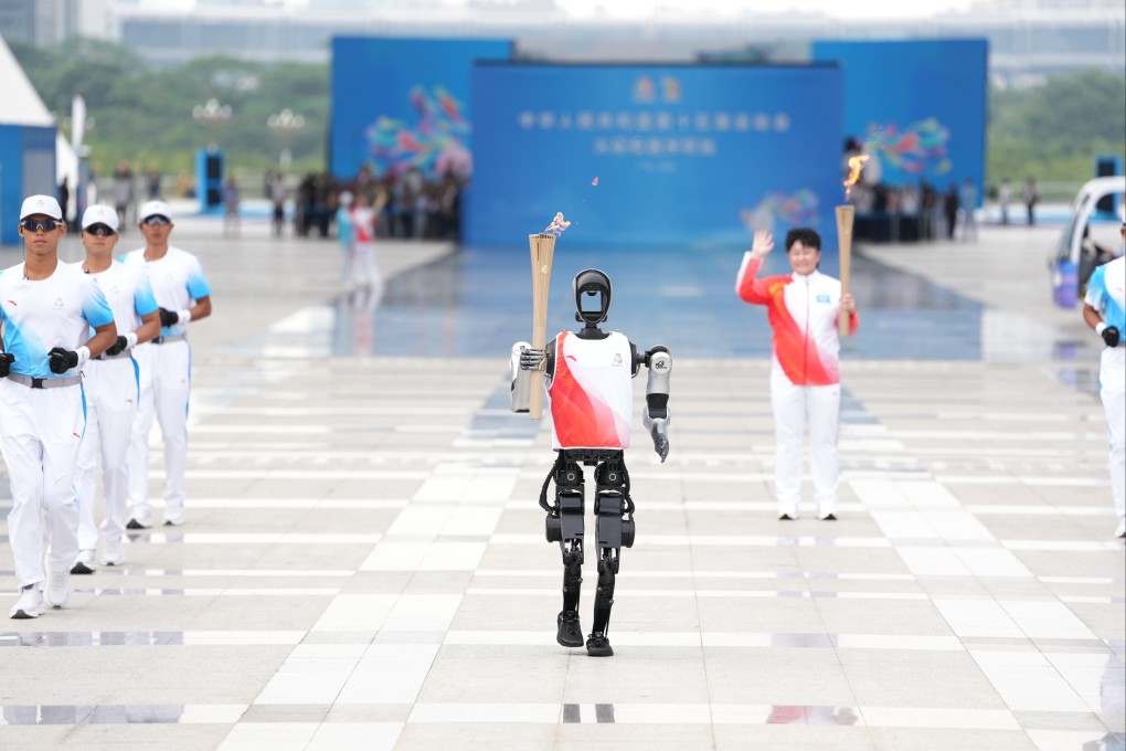 Robot Humanoid Kuavo Berlari Membawa Obor di Pekan Olahraga Nasional 2025