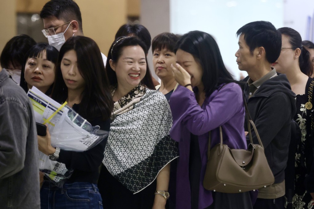Homebuyers on Sunday stand in line at the sales office of Wheelock Properties’ Spring Garden residential project in Wan Chai. Photo: Jonathan Wong