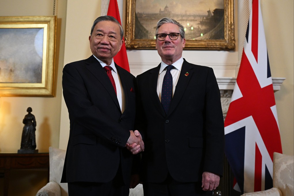 British Prime Minister Keir Starmer (right) shakes hands with visiting General Secretary of the Communist Party of Vietnam To Lam in Downing Street, London, on October 29. Photo: Pool via AP