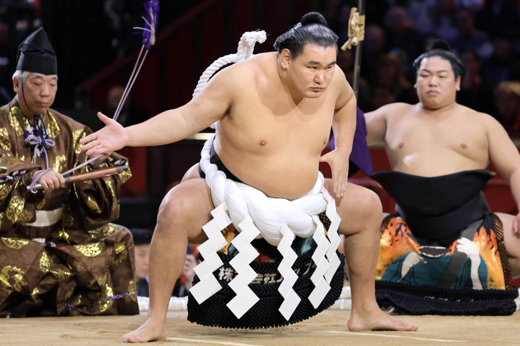 Yokozuna Hoshoryu (front) performs a ring-entering ritual at the Grand Sumo Tournament in London on October 19. Photo: Kyodo