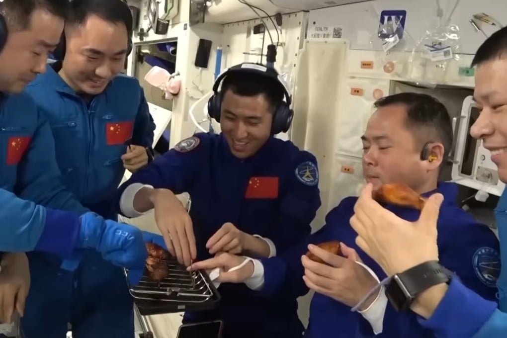 Los astronautas disfrutan de una comida recién cocinada, gracias a un horno libre de humo traído por la misión entrante Shenzhou-21 para la cocina espacial. Foto: CCTV