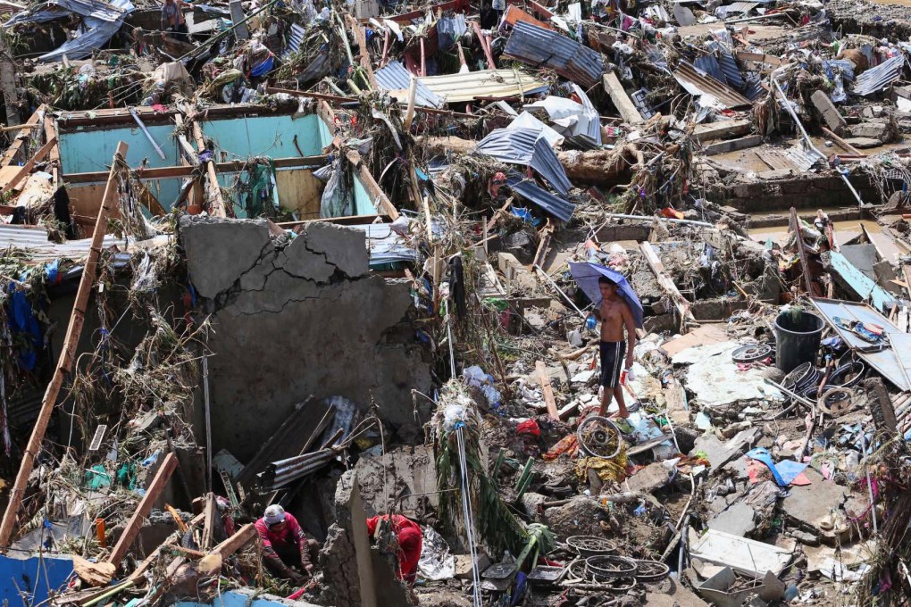 Residents return to their damaged homes after Typhoon Kalmaegi caused devastation in Talisay City, Cebu province, central Philippines, on Wednesday. Photo: AP