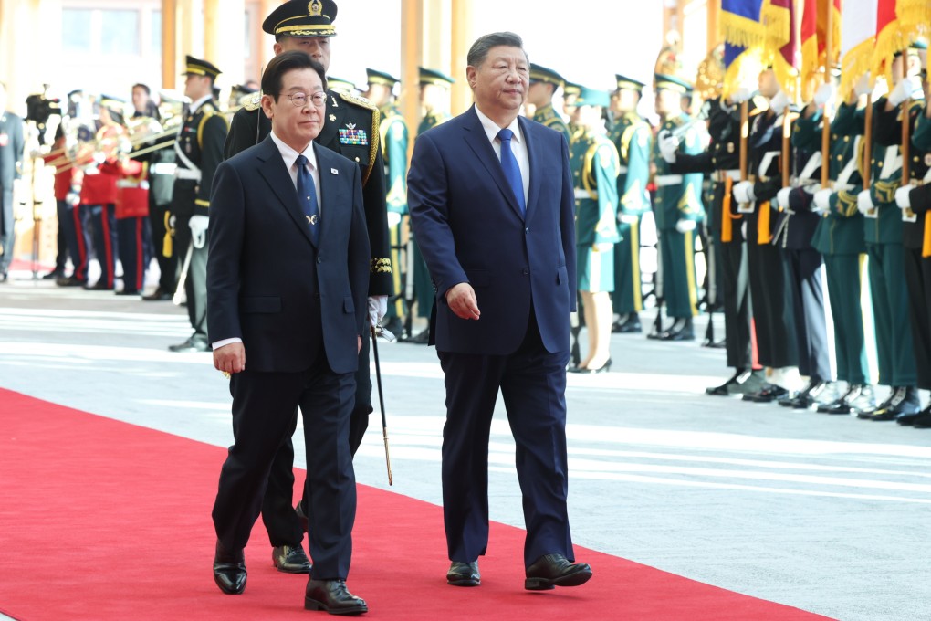 South Korean President Lee Jae-myung (left) and Chinese leader Xi Jinping review an honour guard in Gyeongju on Saturday. Photo: Xinhua