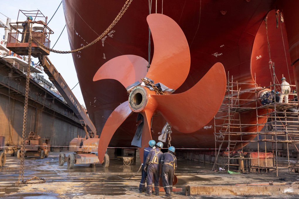 Workers hoist the propeller of a ship at a shipyard in Guangzhou, Guangdong province, in March last year. Photo: VCG via Getty Images)