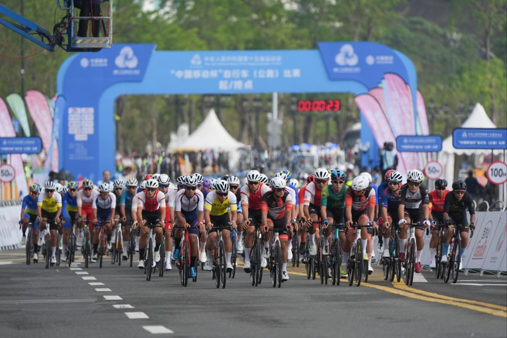 The men’s National Games road race gets under way in Zhuhai. Photo: Eugene Lee