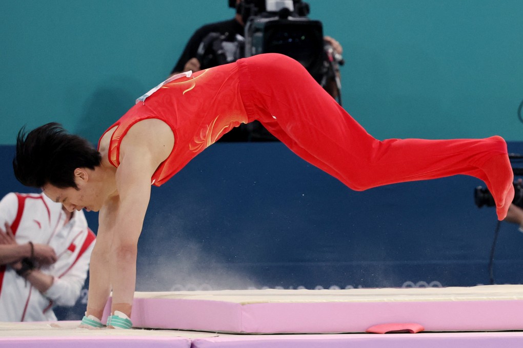 Chinese gymnast Su Weide falls during the horizontal bars final at the Paris Olympics. Photo: Reuters
