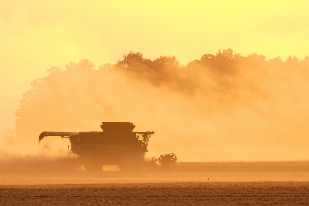 Soybeans are harvested on the Warpup Farm in Warren, Indiana, on September 17. Photo: AP