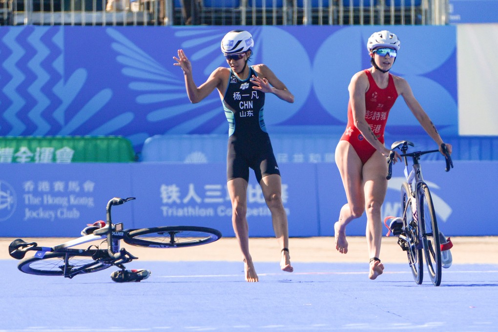 Bailee Brown (righjt) stays focused as Yang Yifan spills her bike in the final transition area. Photo: Eugene Lee