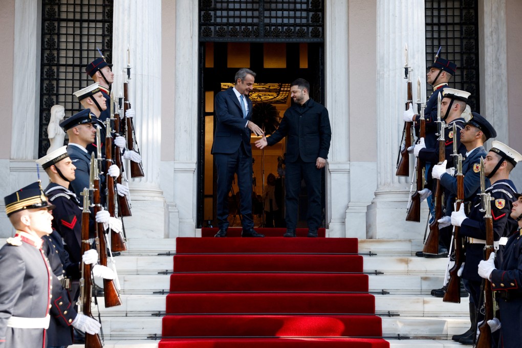 Greek Prime Minister Kyriakos Mitsotakis welcomes Ukrainian President Volodymyr Zelensky in Athens. Photo: Reuters